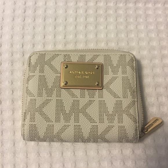Michael Kors Handbags - •Michael Kors Wallet•